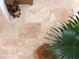 Aufnahme von verlegtem Travertin Fliese Rustic mit Pflanzen und Holzaccessoires aus der Vogelperspektive