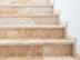 Treppe mit Verkleidung aus hellem Naturstein