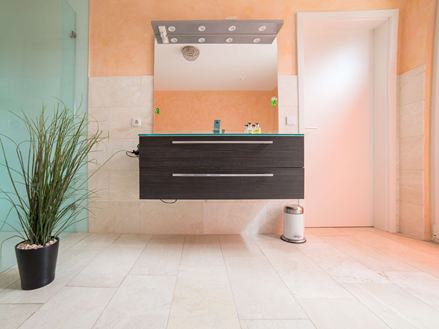 Bad mit Travertin Vanilla Rustica-Fliesen