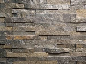 Frontalaufnahme von verlegtem Wandverblender aus Quarzit Deoli Green