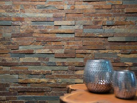 Zwei Vasen auf einem Holztisch vor Wandverblender aus Naturschiefer in bunten Farbnuancen