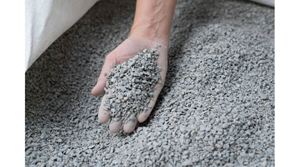 Hand nimmt Edelsplitt aus einem großen Sack