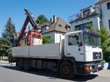 LKW mit Natursteinlieferung vor dem Haus von Kunden