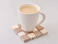 Eine Tasse Kaffe auf einem kleinen Naturstein-Mosaik-Muster