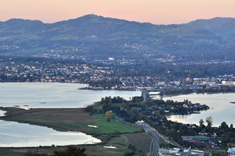 Der Zürichsee mit Bergen im Hintergrund in der Abendsonne