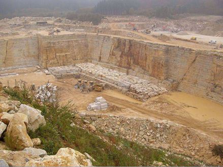 Steinbruch mit Jura Marmor aus der Luft fotografiert