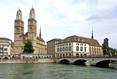 Das Großmünster in Zürich von der anderen Flussseite aus fotografiert