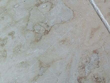 Leichte Kratzer in hellem Naturstein