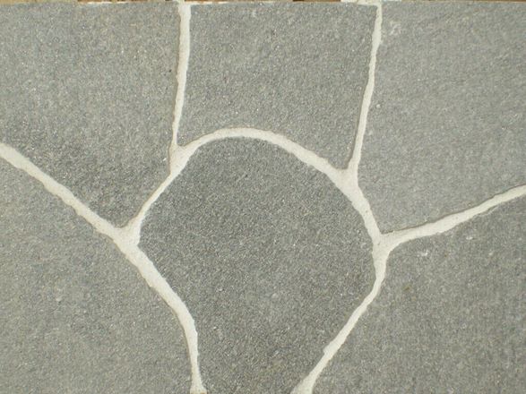 Nahaufnahme von Polygonalplatten aus Quarzit mit hellem Fugenmaterial