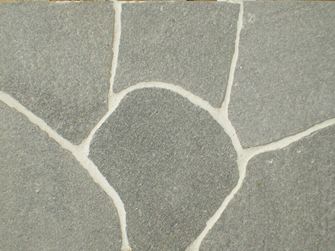 Nahaufnahme von Polygonalplatten aus Quarzit mit hellem Fugenmaterial