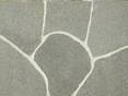Nahaufnahme von Polygonalplatten aus Quarzit mit hellem Fugenmaterial