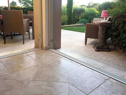 Übergang von innen nach außen mit beige-braunem Travertin
