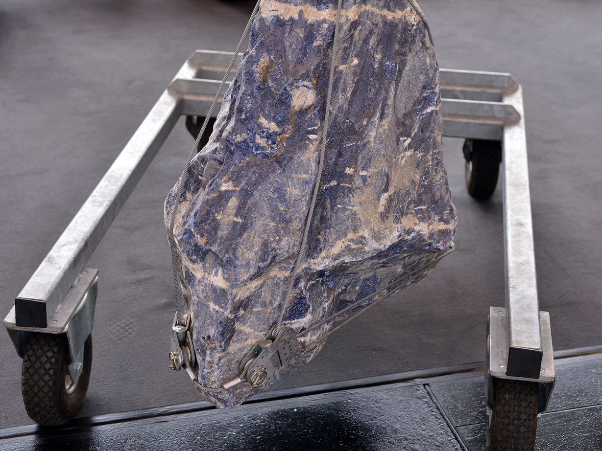 Naturstein auf einem Rollwagen
