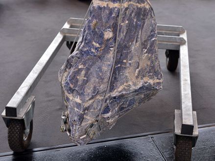 Naturstein auf einem Rollwagen