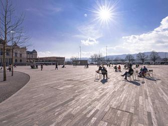 Der Sechseläutenplatz in Zürich mit Naturstein als Bodenbelag