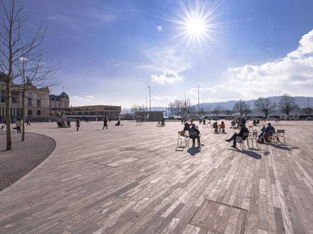 Der Sechseläutenplatz in Zürich mit Naturstein als Bodenbelag