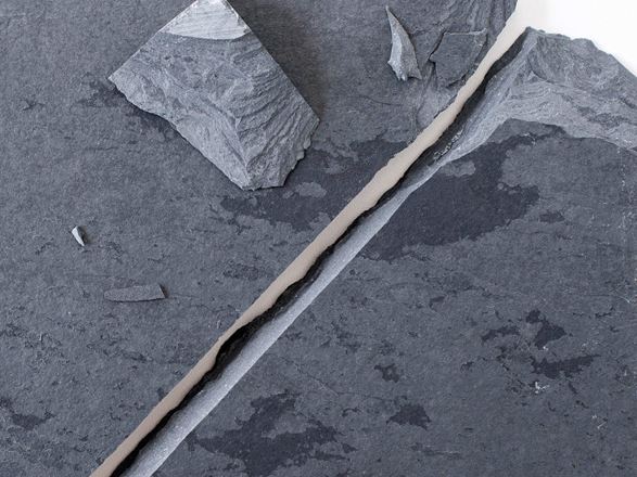 Abgebrochene Kante von Naturstein nach dem Verlegen