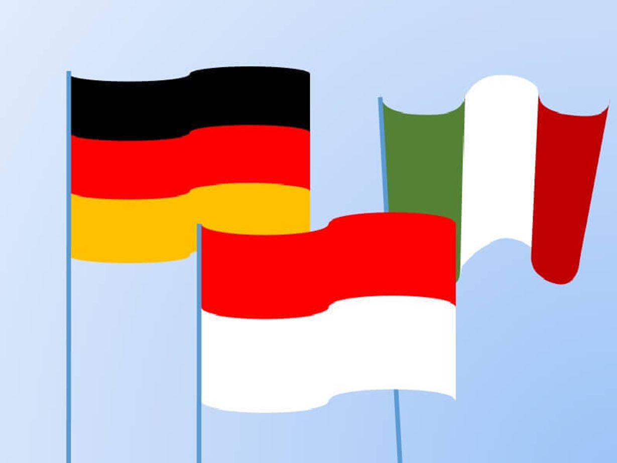Deutsche, italienische und kroatische Flagge nebeneinander vor hellblauem Hintergrund