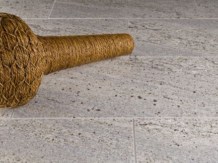 Deko auf Fliesenboden Granit Kashmir White