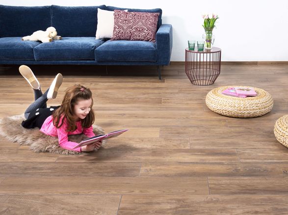 Wohnzimmer mit Feinsteinzeug-Fliesen Urban Caramel