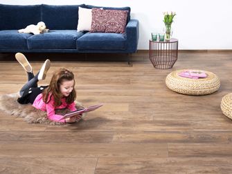 Wohnzimmer mit Feinsteinzeug-Fliesen Urban Caramel