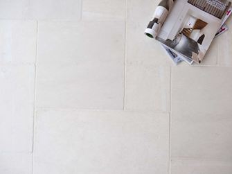 Kalkstein-Fliesen Donau, Frontalaufnahme mit Dekoration