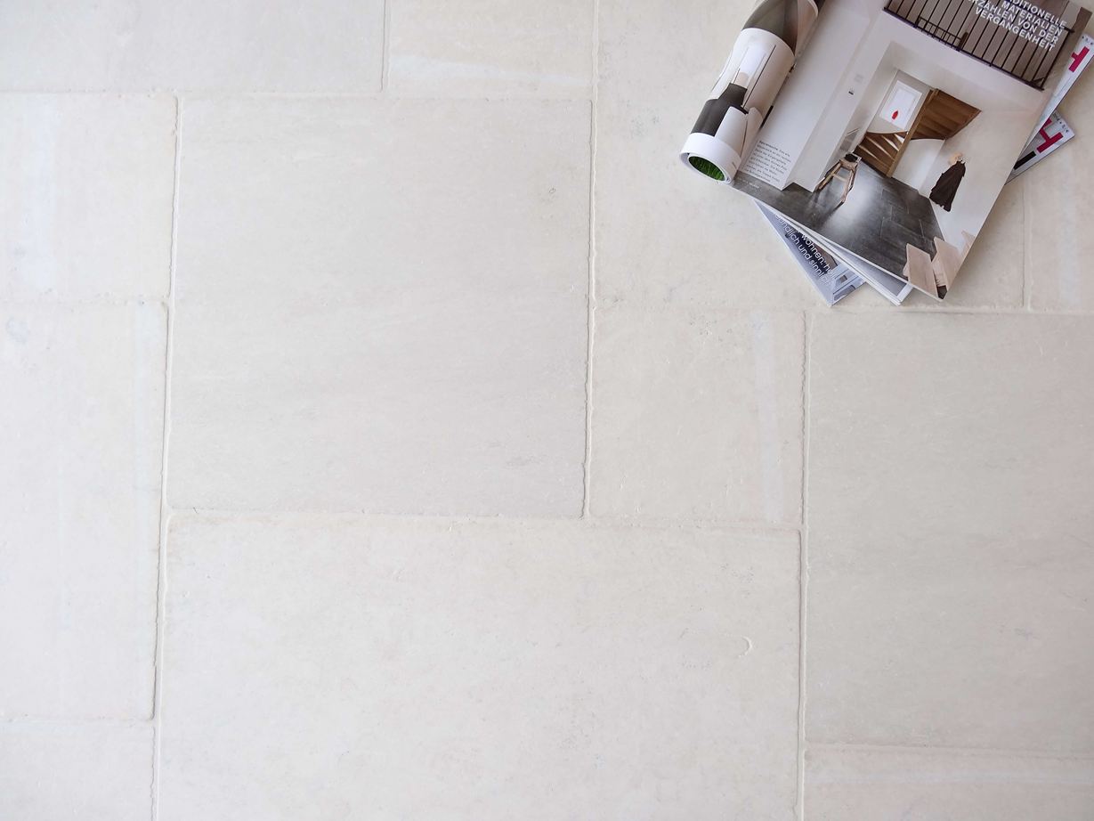 Kalkstein-Fliesen Donau, Frontalaufnahme mit Dekoration