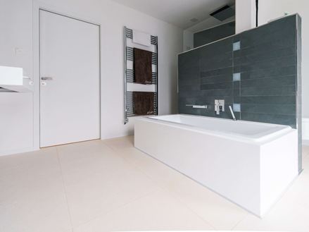 Bad mit Badewanne und Kalkstein-Fliesen Miros, gebuerstet