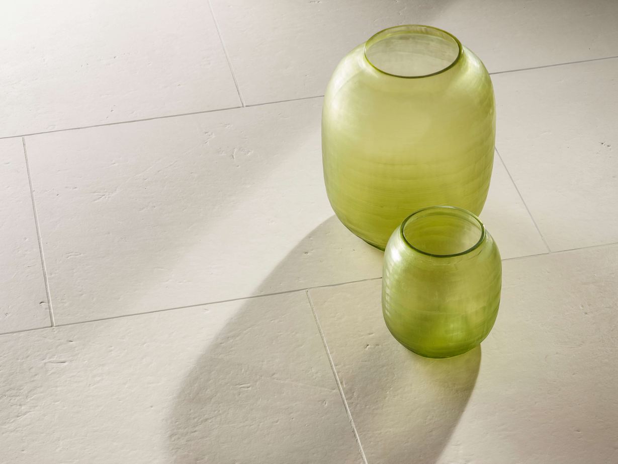 Kalkstein-Fliesen Miros, gebürstet, seitliche Aufnahme mit zwei grünen Vasen