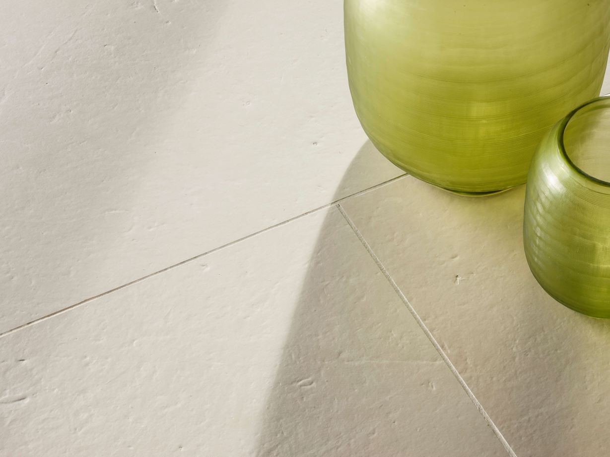 Kalkstein-Fliesen Miros gebürstet mit zwei grünen Dekovasen