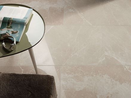 Runder Tisch mit Buch und Uhr auf Marmorfliese Burdur Cream