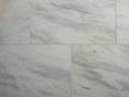 Marmorfliese Calacatta mit hellem Fugenmaterial, Nahaufnahme