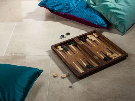 Marmor-Fliesen Royal Cream poliert mit Backgammon und 3 Kissen