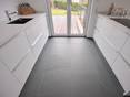 Weisse Küche mit Metallelementen auf Schieferfliese Grey Slate mit gespaltener Oberfläche