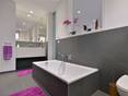 Badezimmer mit Schiefer Grey Slate als Bodenbelag, Wandverkleidung und Badewannenverkleidung