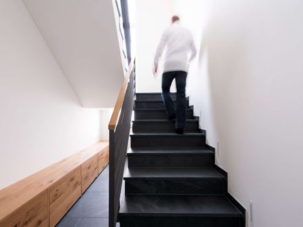 Schiefer Mustang-Fliesen auf Treppe mit Person