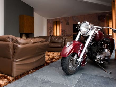 Motorrad im Wohnzimmer auf Schiefer Mustang Fliesen
