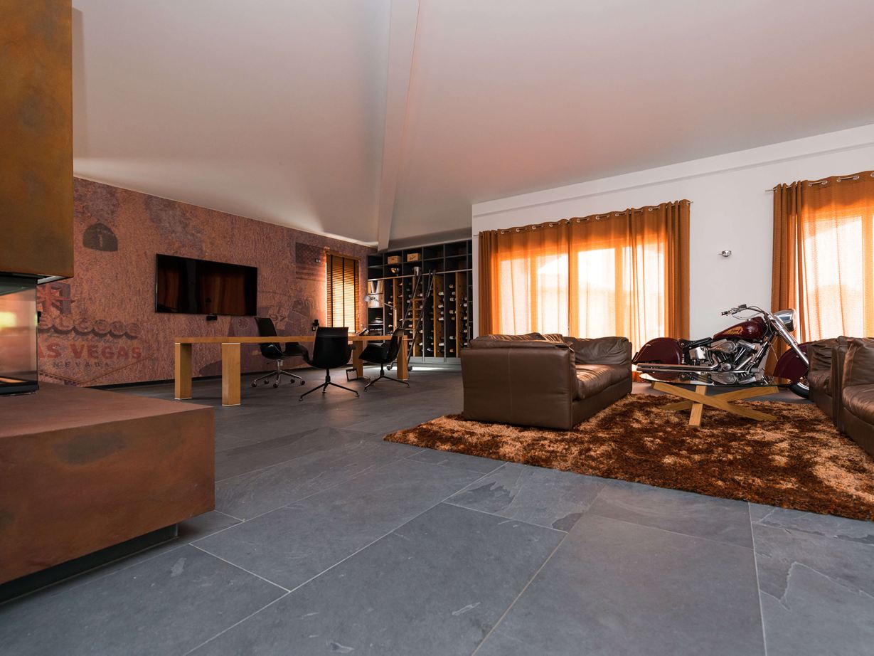 Kunden- und Arbeitsbereich mit braunen Möbeln und Schieferfliese Mustang als Bodenbelag