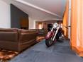Schieferfliese Mustang mit Motorrad und brauner Couch