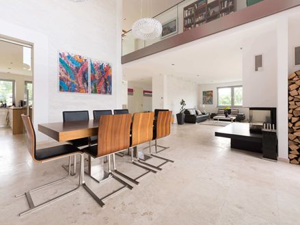 Esszimmer mit hoher Galerie und Bodenbelag Travertin Classic Light