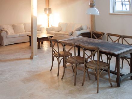 Rustikales Wohnzimmer mit Travertinfliesen Classic Light
