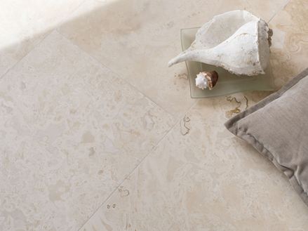 Travertinfliesen Classic Light mit Muschel-Deko