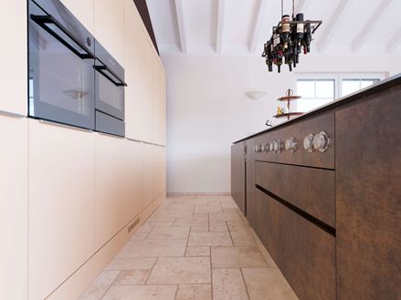 Küchenzeile mit beigen Travertinfliesen im Römischen Verband