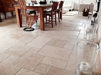 Kundenfoto Travertin-Fliesen Light in einem Wohnzimmer mit Stilmix