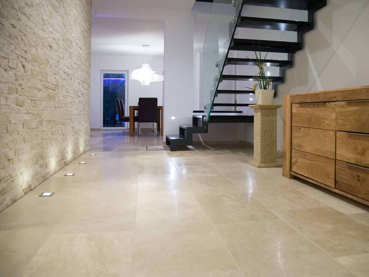 Eingangsbereich mit Travertinfliesen Medium Line