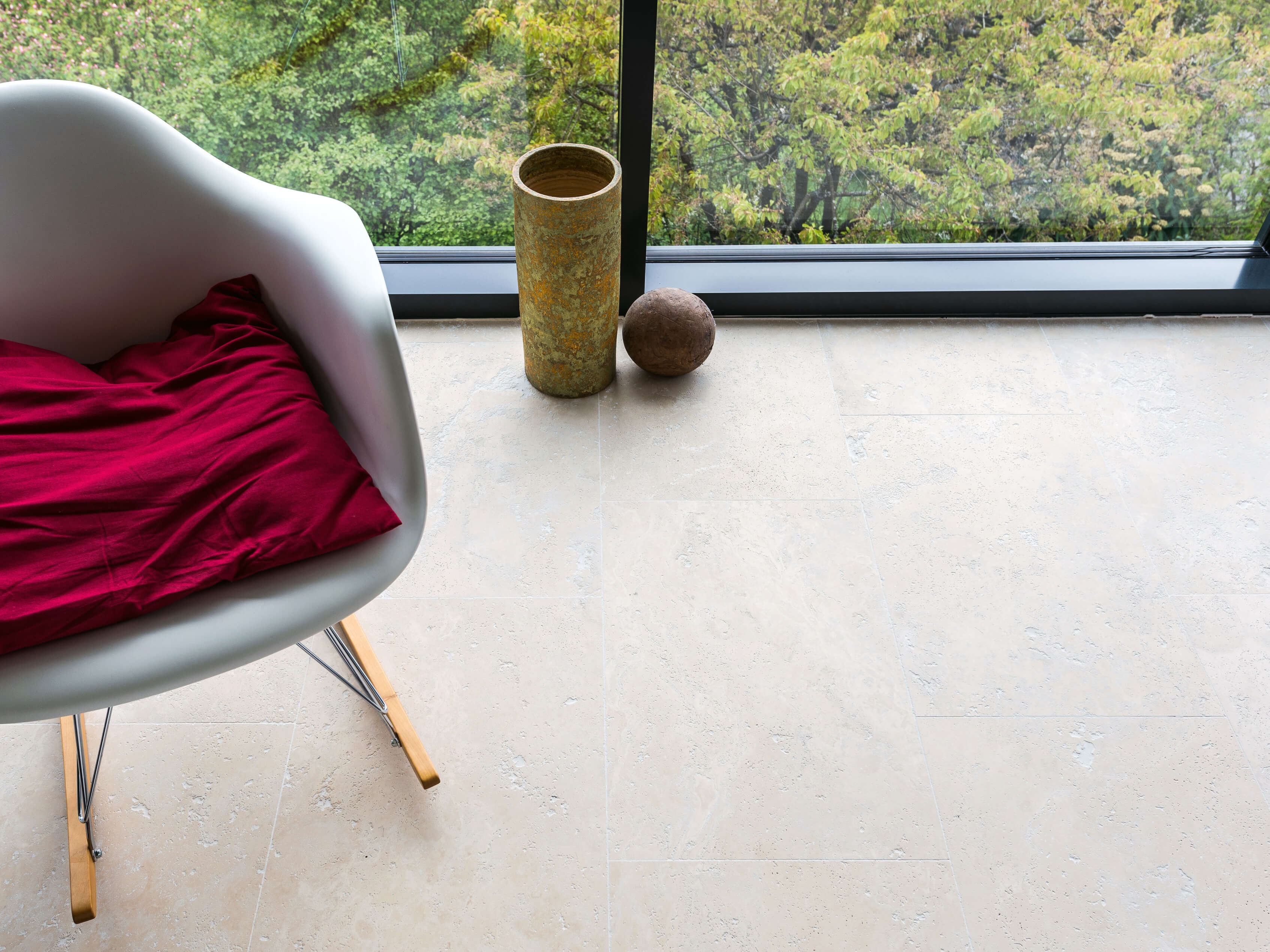 Schaukelstuhl auf Travertinfliesen Medium Line