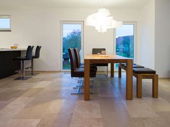 Essbereich mit Holztisch und Travertinfliesen Medium Line