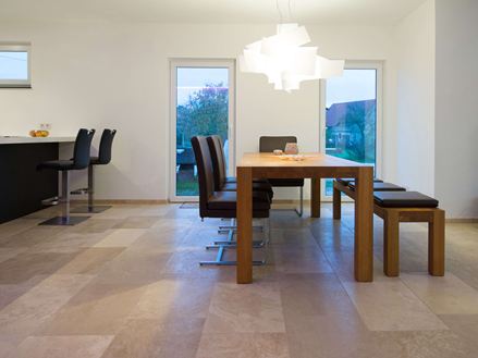 Essbereich mit Holztisch und Travertinfliesen Medium Line