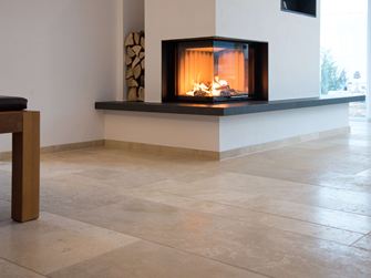 Kaminzimmer mit Travertin Medium Line als Bodenbelag