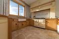 Küche aus Holz mit Travertinfliese Medium, getrommelt